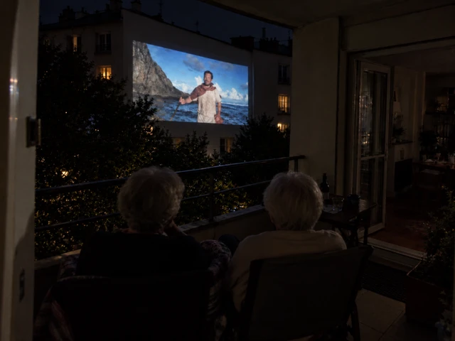Deux spectateurs regardent une projection de cinéma depuis leur balcon.