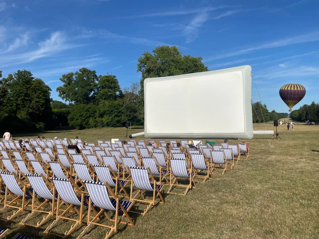 Grand écran gonflable installé en extérieur à Compiègne.