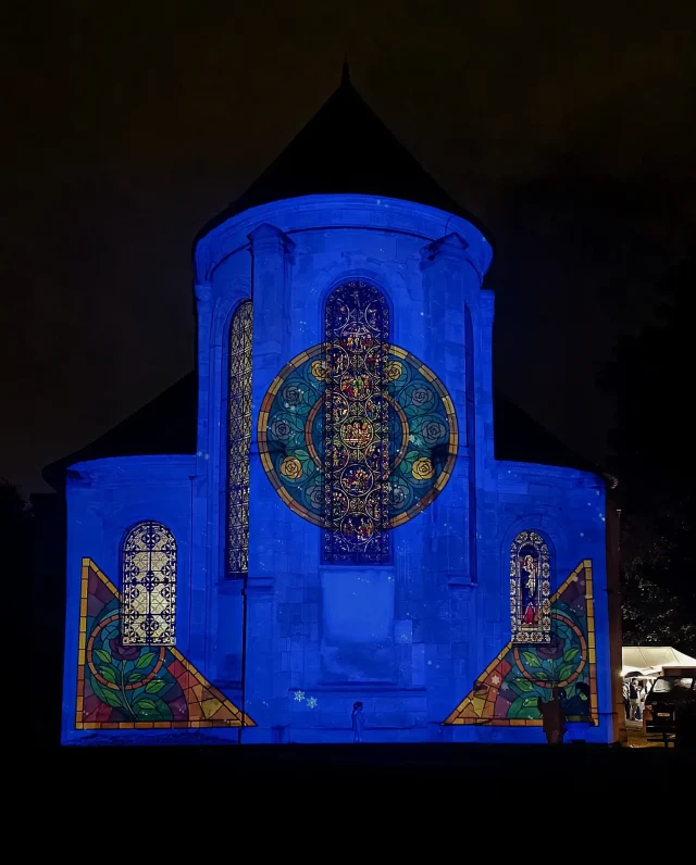 Mapping architectural sur la façade de l’église Saint-Éloi à Roissy-en-France.