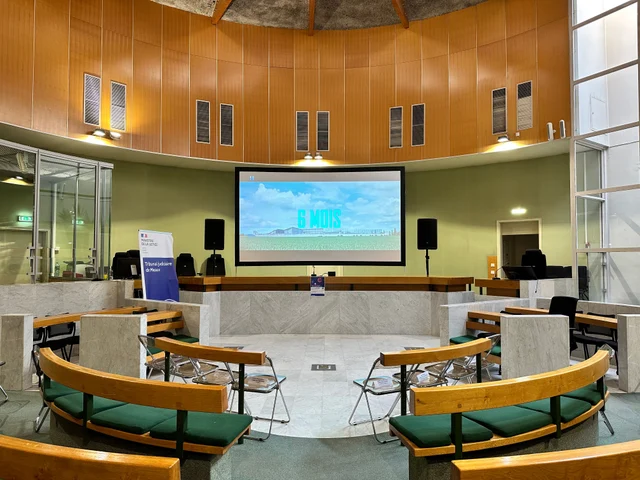 Projection de cinéma dans une salle circulaire à Meaux.