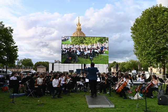 Retransmission de concert sur écran LED aux Invalides, avec l’orchestre sur scène.