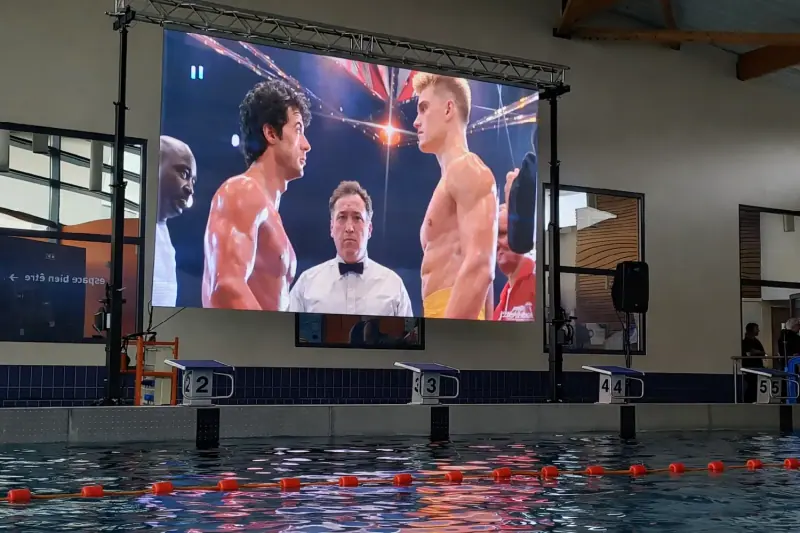Projection de Rocky lors d’une séance de cinéma piscine